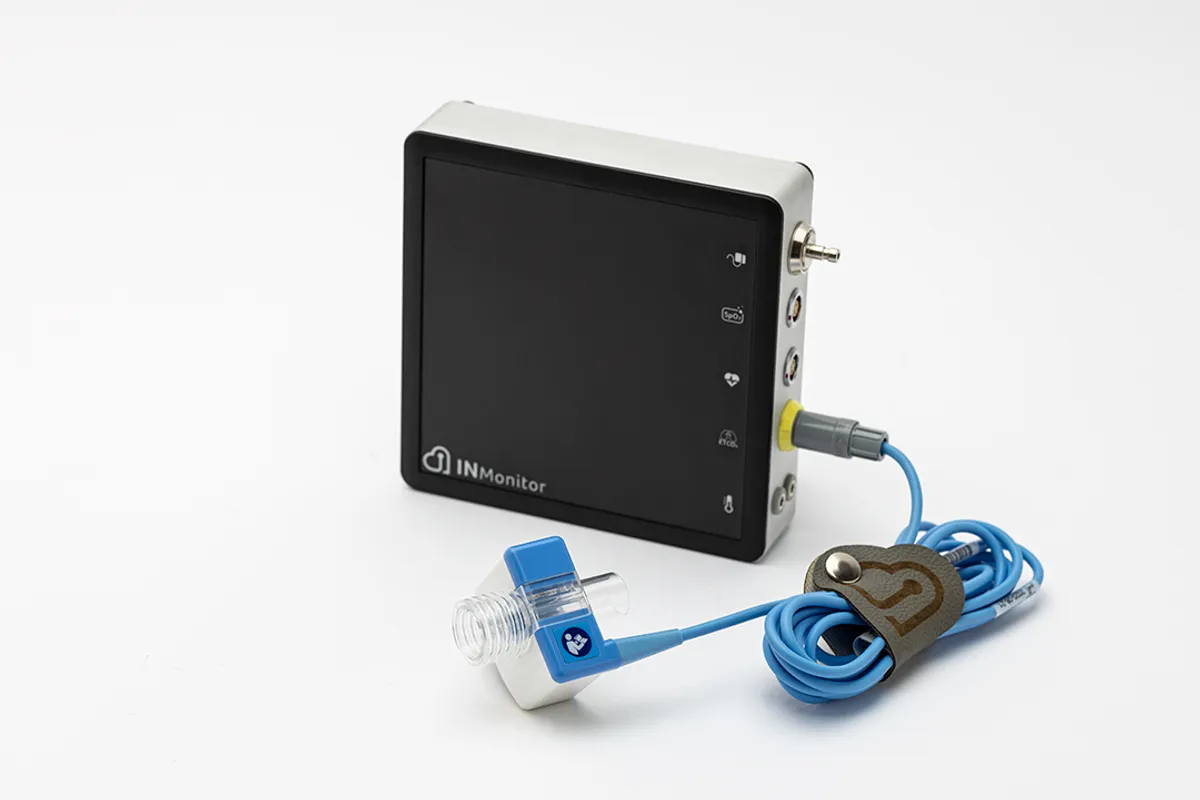 INmonitor com o sensor mainstream do INcapno Main conectado por cabo ao adaptador de vias aéreas
